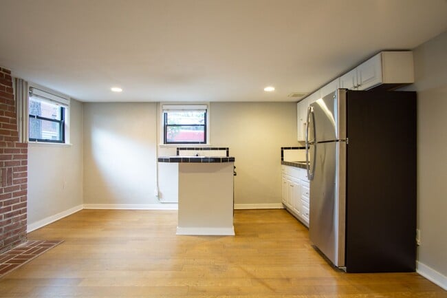 Photo - Adorable & Cozy NW 1 Bdr w/Fireplace + Hardwoods! Unidad 342