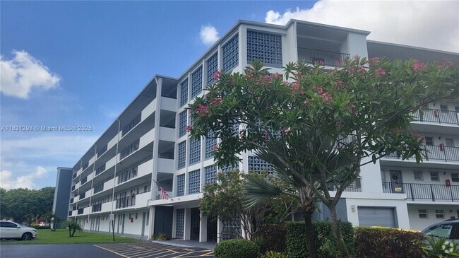 Building Photo - 950 Hillcrest Dr Unit 302 Rental
