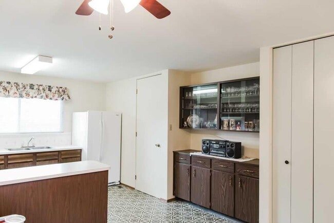 Photo - 9836-9881 AvenueKey 32