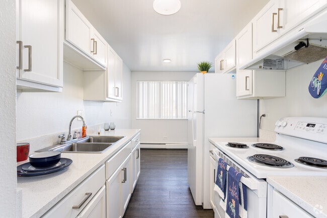 3BR, 2BA - 921SF - Kitchen - Grace Apartments