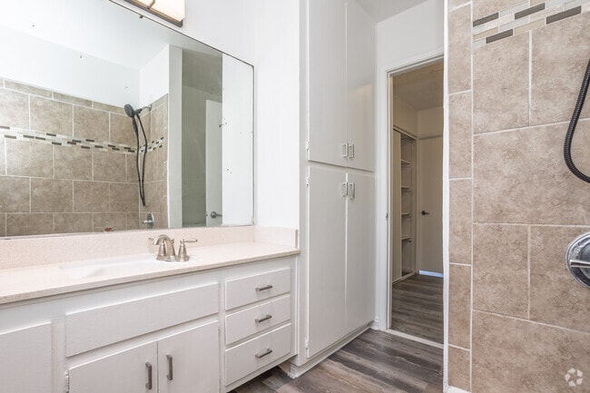 2BR, 1.5BA - 996SF - Bathroom