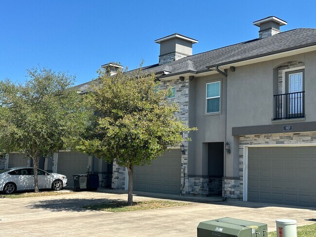 Photo - College Station - 3 Bedroom - 2.5 Bath - 2 car garage - fenced in back yard - Near Rock Prairie