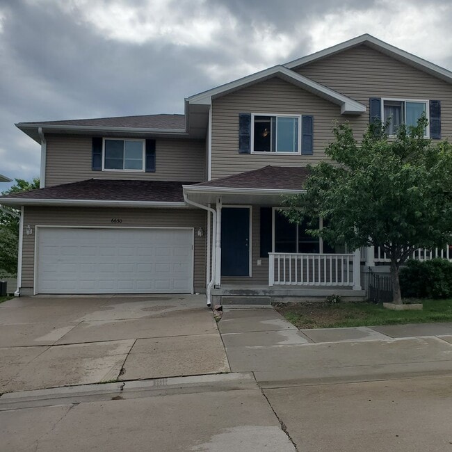 Building Photo - South Lincoln Townhouse with 4 bedrooms, 2 1/2 baths, and 2 stall garage.