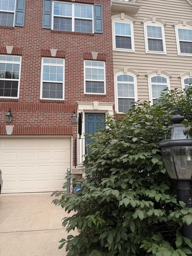 Building Photo - Mockingbird Cr Townhouse Available!!!