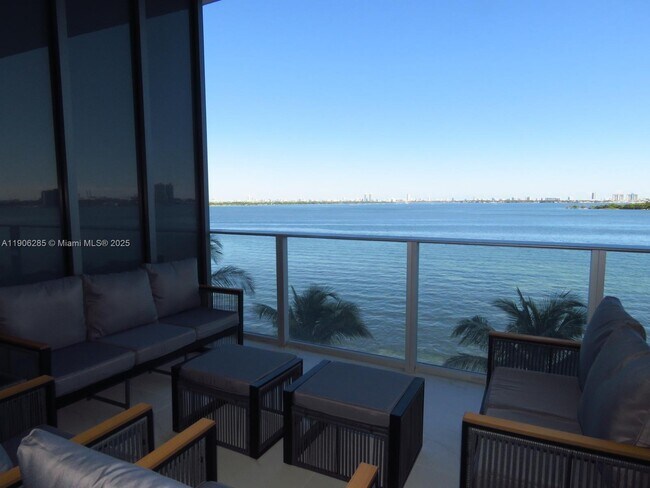 Photo - 700 NE 24th St Unidad 204-A