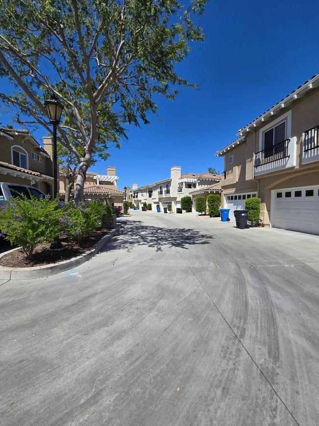 Photo - Large and spacious 3 bedroom townhouse with garage!