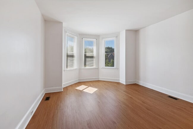 Building Photo - 1606 Gwynns Falls Pkwy Unit 2