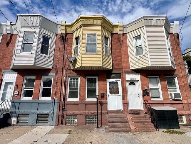 Building Photo - Spacious 3-Bedroom Townhome in Port Richmo...