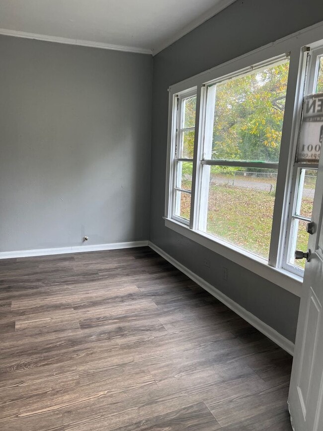 Photo - Large 4 Bedrooms 2 Bathrooms