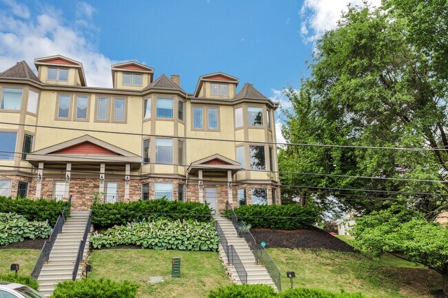 Stunning and Luxurious 3-Bedroom, 5 Bathro... - Stunning and Luxurious 3-Bedroom, 5 Bathro... Townhome