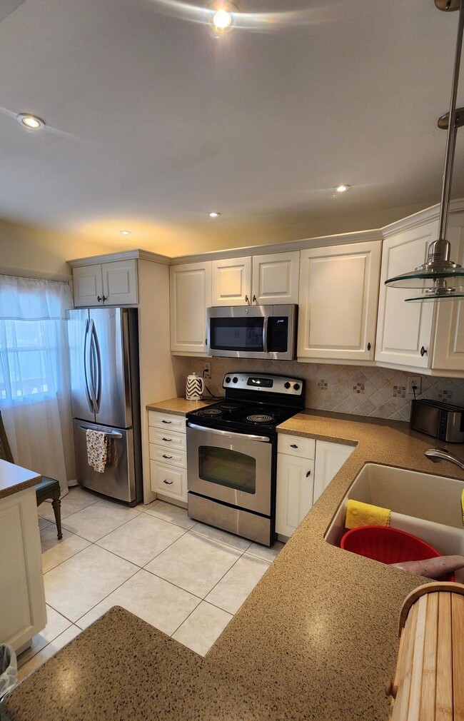 Kitchen with all appliances