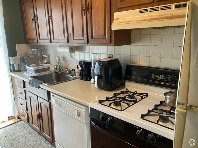 Building Photo - 1734 Commonwealth Ave Unit 4 Rental