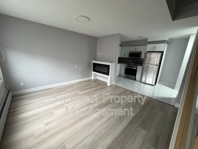 Photo - 10725-10785 85 Ave