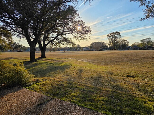 Photo - 406 Fox Briar Ln