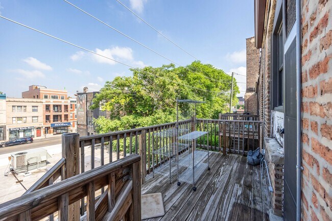 Photo - 717 W Roscoe St Unit 2