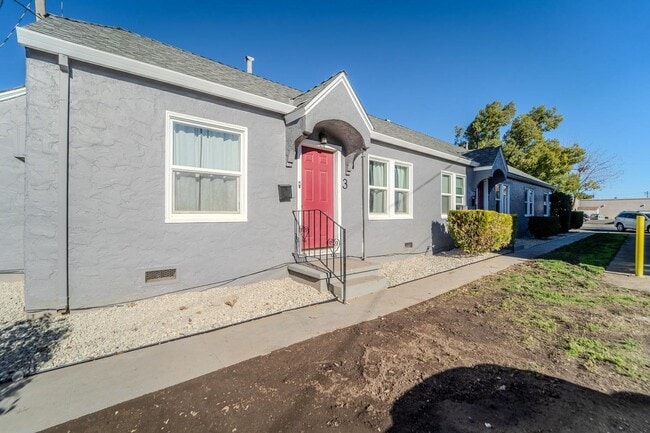 Building Photo - 824 Cst Unit 3C
