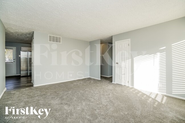 Photo - 614 Palace Ln