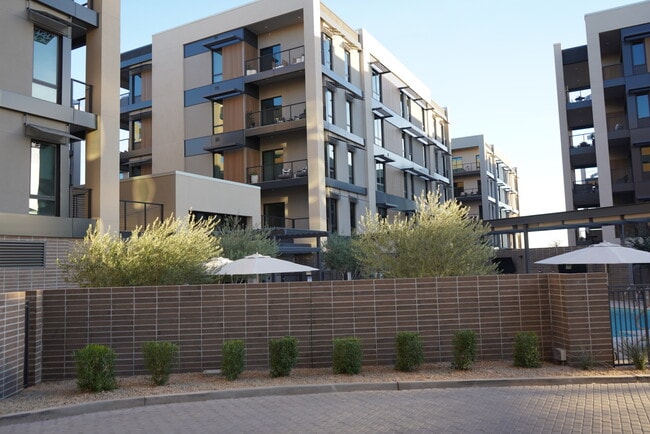 building exterior - 19355 N 73rd Way Unidad 3006