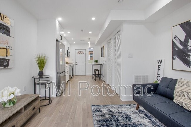 Photo - 702 19th St NE