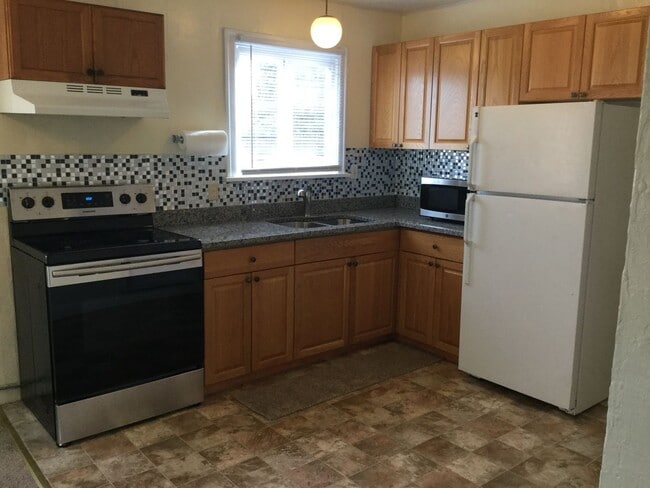 Photo - Freshly Updated 3-Bedroom Everett Apartment with Private Deck & Utilities Included Unit A