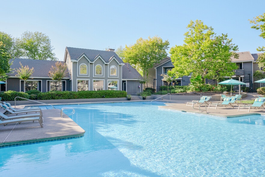 Make every day feel like a resort day when you live at Slate Creek.