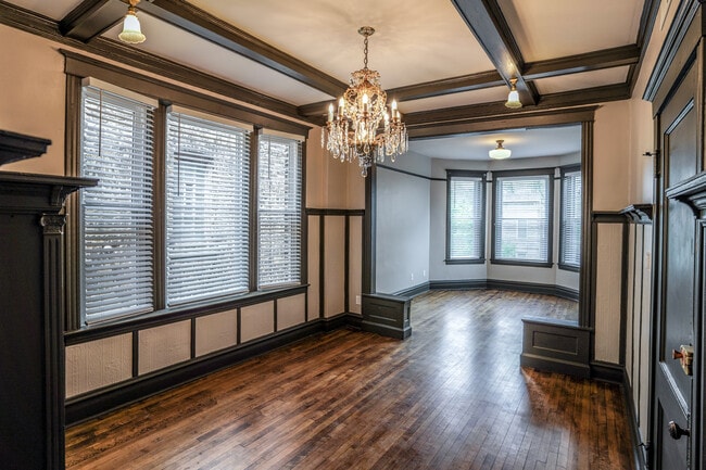 Building Photo - 836 N Maplewood Ave Unit Apt 2