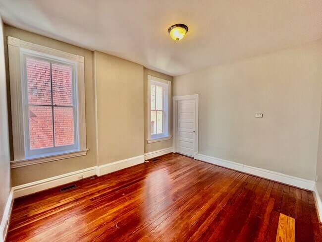 Photo - 1-281W Cherokee St