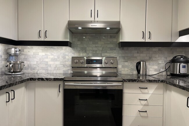 Photo - 711 Bay St.