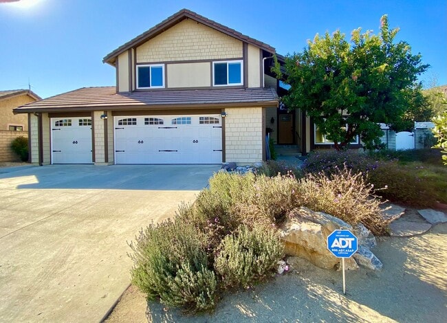 Building Photo - Gorgeous 3 bed 3 bath home in Thousand Oaks - First Time Rental!
