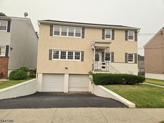 Building Photo - 832 Dewey St Unit 2