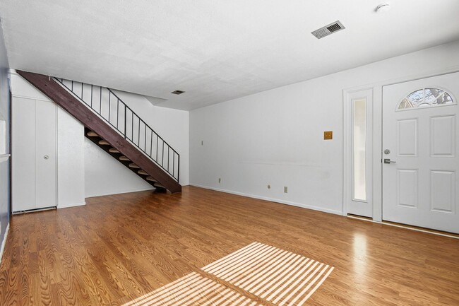 Photo - 2 Bed / 2 Bath Townhome in Denver