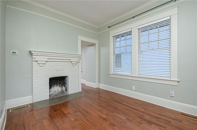 Photo - 327 4th St NE