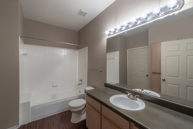 A2 Bathroom - Mill Bridge Apartments