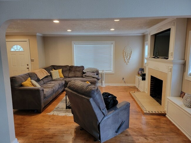 Photo - Beautiful 5 Bed, 2 Bath Single-Family House with Large Fenced Backyard Close to OSU!