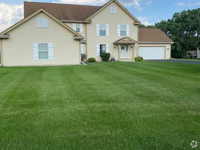 Building Photo - W264N2044 Deer Haven Ct Rental
