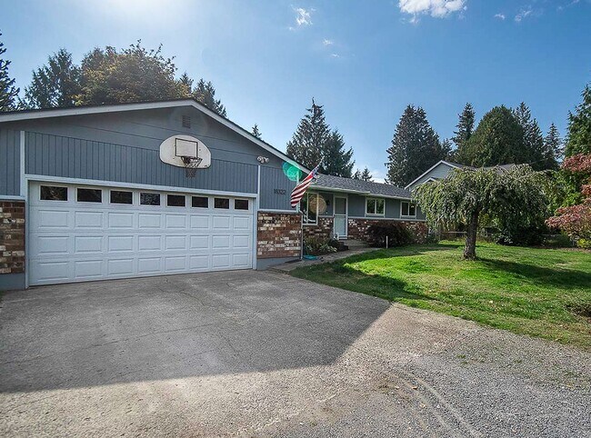 Available! - Amazing Three Bedroom Lake T... - Available! -  Amazing Three Bedroom Lake T... House