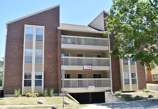 Photo - 506 S 4th St Apartments