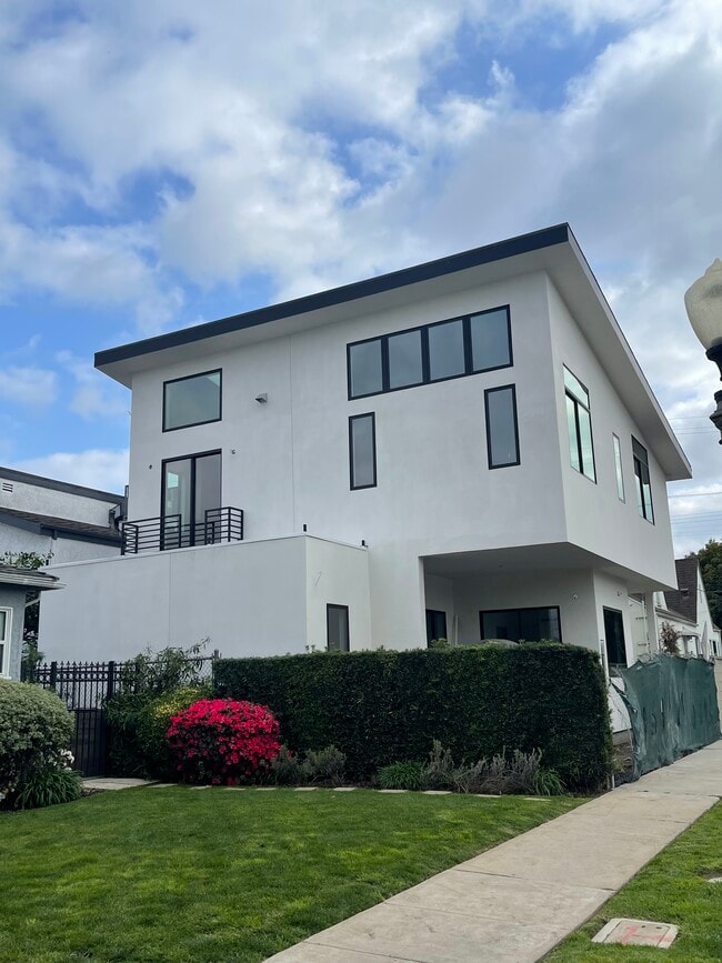 Exterior - 8655 Higuera St Casa Unidad B