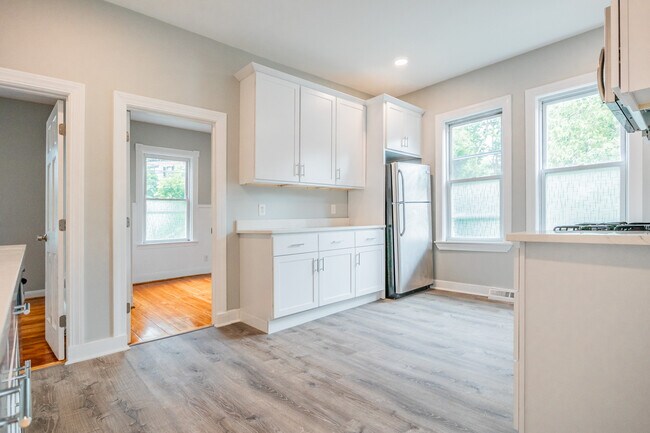 Photo - 16 Rossmore Rd Unit A