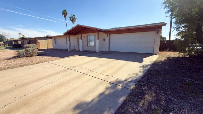 Building Photo - "Spacious 4-Bedroom Oasis in Phoenix with 2 Full Baths - 1,670 Sq Ft of Comfort!"