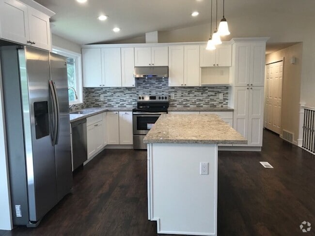 Building Photo - Beautifully remodeled 2 Story SFH 4 BD 2.5... Rental