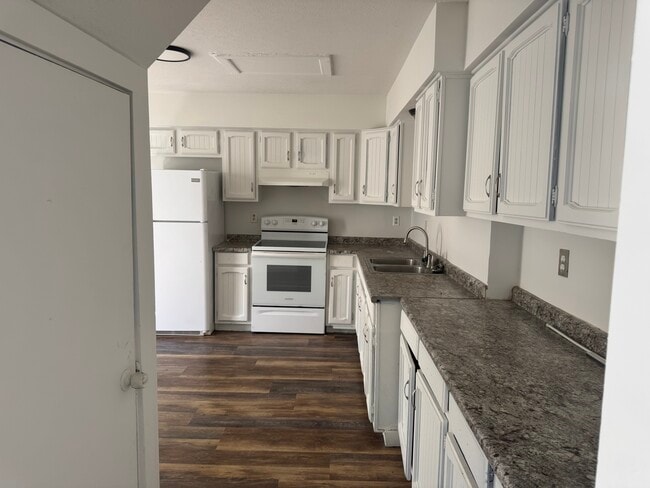 Photo - 1301 Clifton Ave Unit 3 bedroom, 2 full baths Spfld apartment