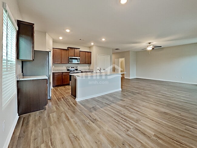 Photo - 4875 Bridle Path