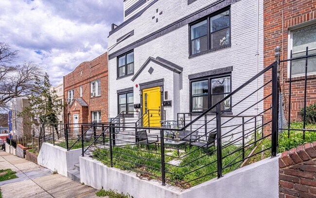 Photo - 1230 Queen St NE