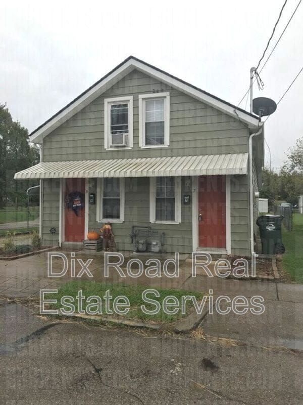 Photo - 9-9 E Main St