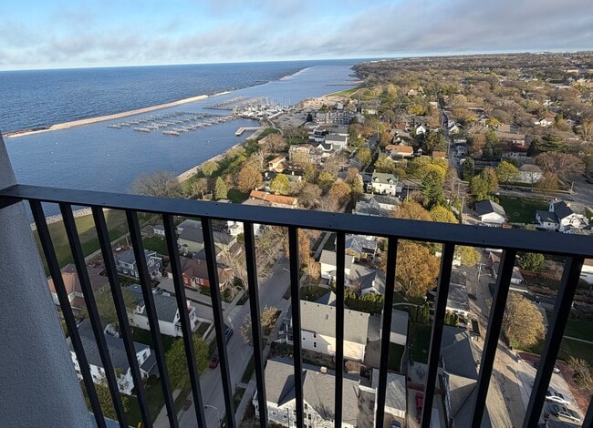 Building Photo - 2525 S Shore Dr Unit Flugel Penthouse