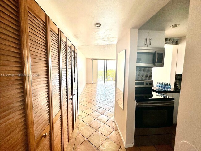 Photo - 2350 NE 135th St Unidad 1101