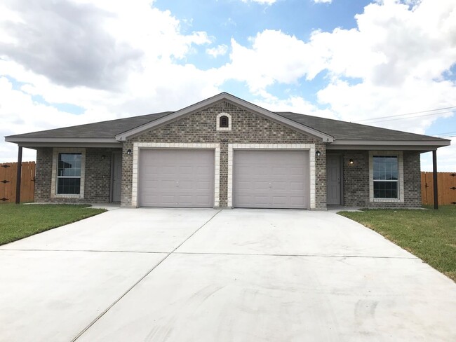 Building Photo - 5704 Lariat Ct Unit B