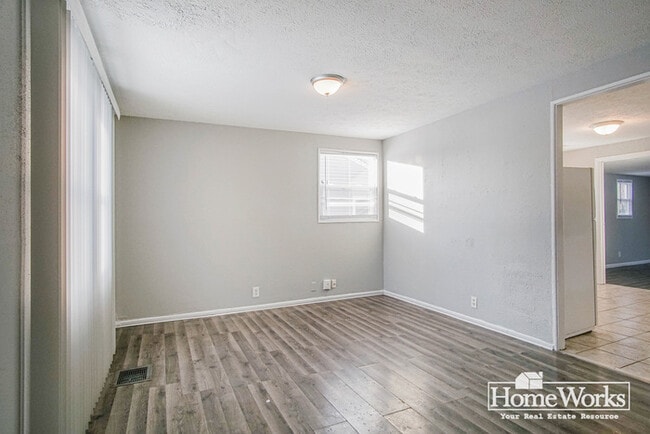 Photo - Well-maintained two-bedroom, one-bath home with a practical layout, & cozy living areas.