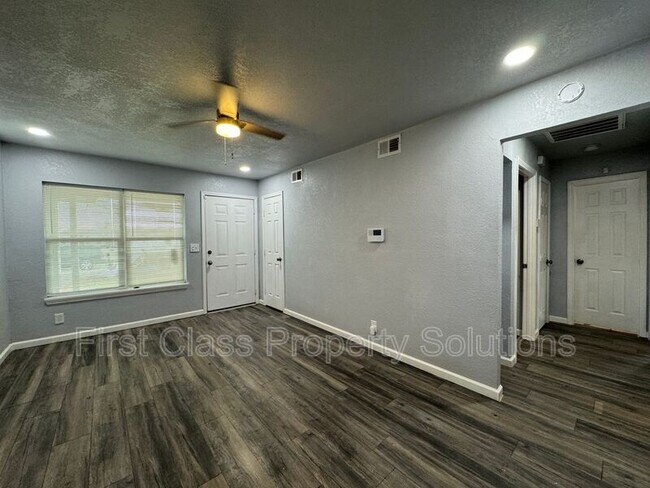 Photo - 709 NE Katherine Pl